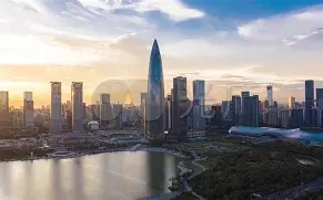 深圳男篮训练开放日，今夜伤情更新引欢呼，西甲在即，数据趋势出现新变化